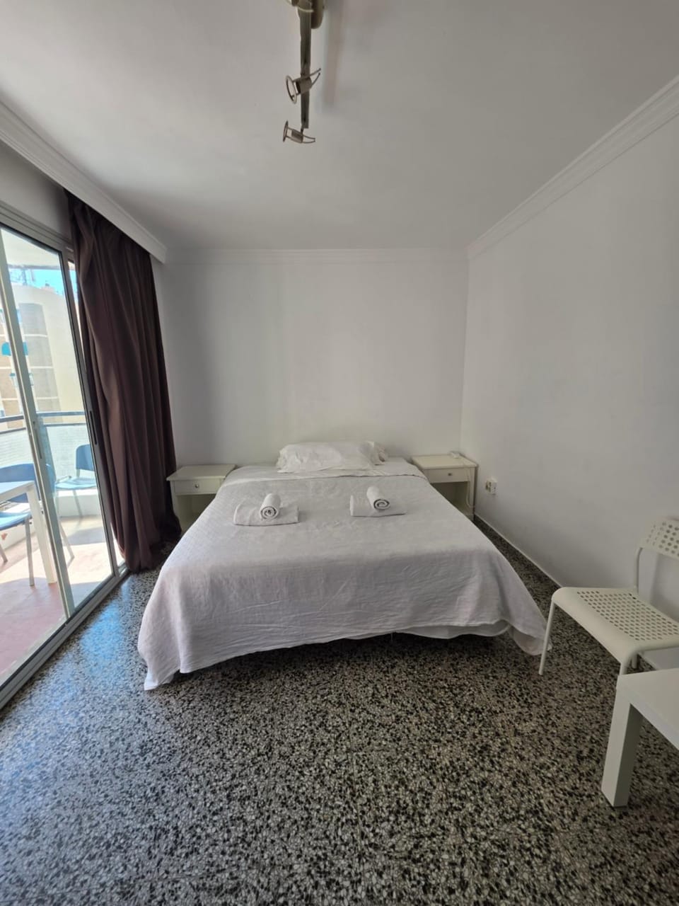 HABITACIÓN PRIVADA CENTRO MALAGA LA MEJOR ZONA CERCA A LA PLAYA ENFRENTE A LA ESTACIÓN DE TREN Y EL CENTRO COMERCIAL VIALIA Y TAMBIEN JUSTO A LADO DEL CENTRO COMERCIAL LARIOS TAMBIÉN CERCA AL CASCO ANTIGUO DE LA MEJOR ZONA PARA DISFRUTAR DE MALAGA a Vacation rental in Malaga