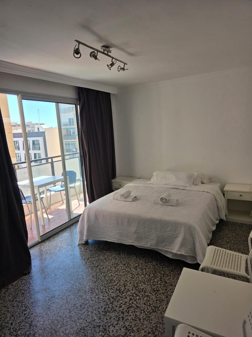 HABITACIÓN PRIVADA CENTRO MALAGA LA MEJOR ZONA CERCA A LA PLAYA ENFRENTE A LA ESTACIÓN DE TREN Y EL CENTRO COMERCIAL VIALIA Y TAMBIEN JUSTO A LADO DEL CENTRO COMERCIAL LARIOS TAMBIÉN CERCA AL CASCO ANTIGUO DE LA MEJOR ZONA PARA DISFRUTAR DE MALAGA a Vacation rental in Malaga