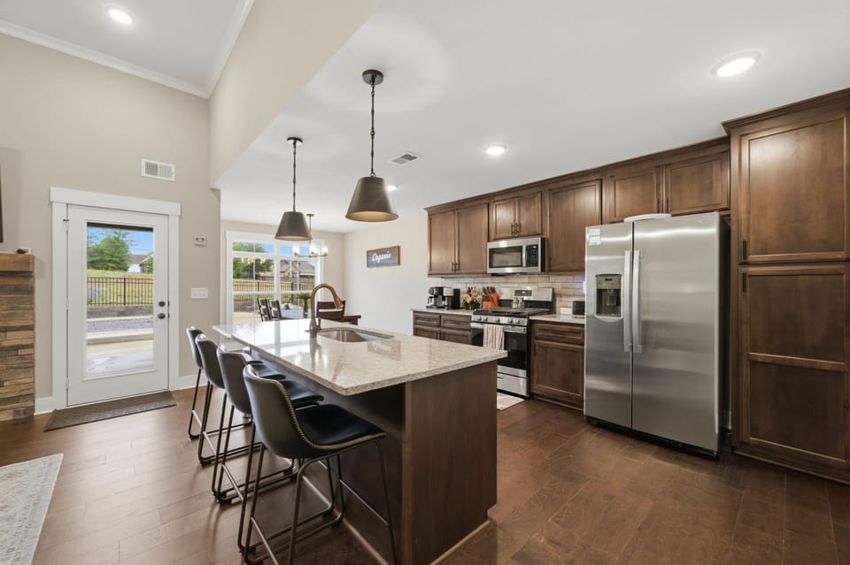 Clarksville Family Basecamp w Fireplace & Hot tub home House in Clarksville