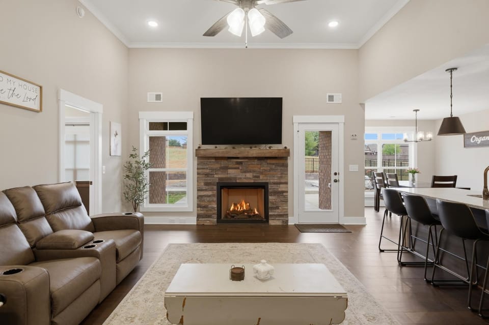 Clarksville Family Basecamp w Fireplace & Hot tub home House in Clarksville
