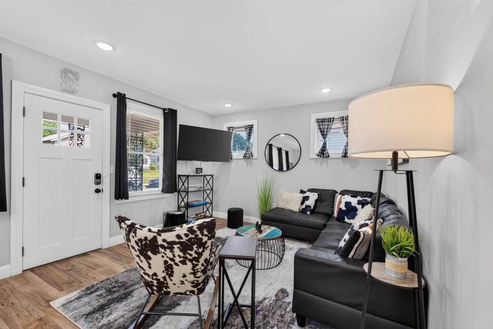 Fully Stocked 4BR Bungalow | Near Tower Grove Park & The Grove | Free Parking House in Tower Grove South