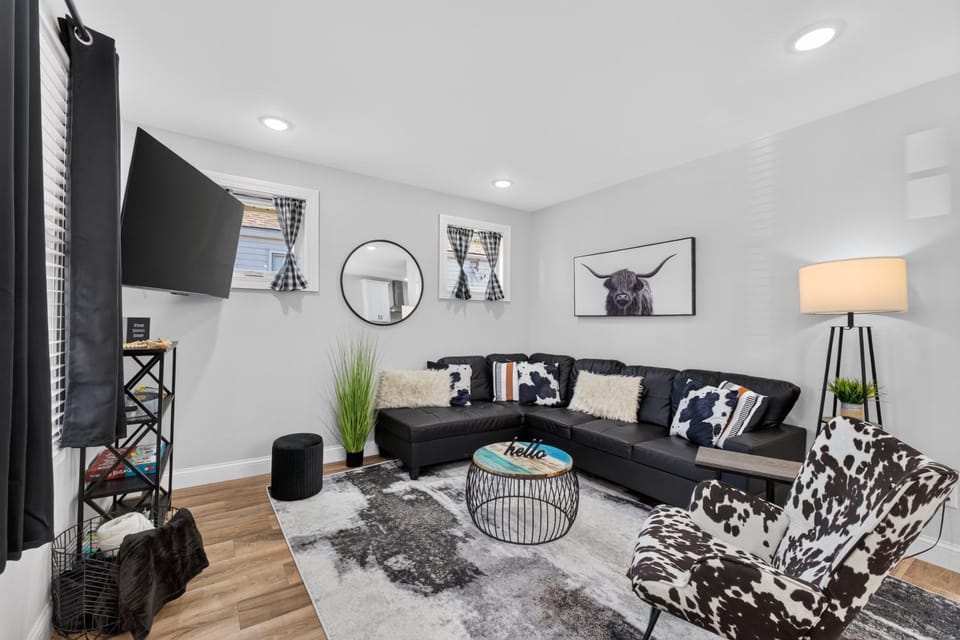 Fully Stocked 4BR Bungalow | Near Tower Grove Park & The Grove | Free Parking House in Tower Grove South