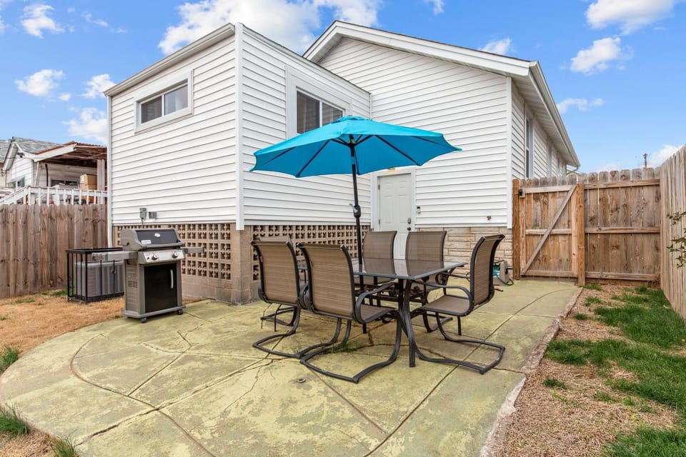 Fully Stocked 4BR Bungalow | Near Tower Grove Park & The Grove | Free Parking House in Tower Grove South