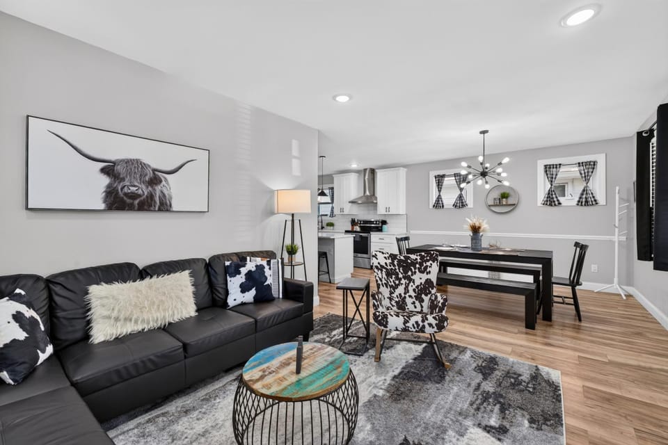 Fully Stocked 4BR Bungalow | Near Tower Grove Park & The Grove | Free Parking House in Tower Grove South