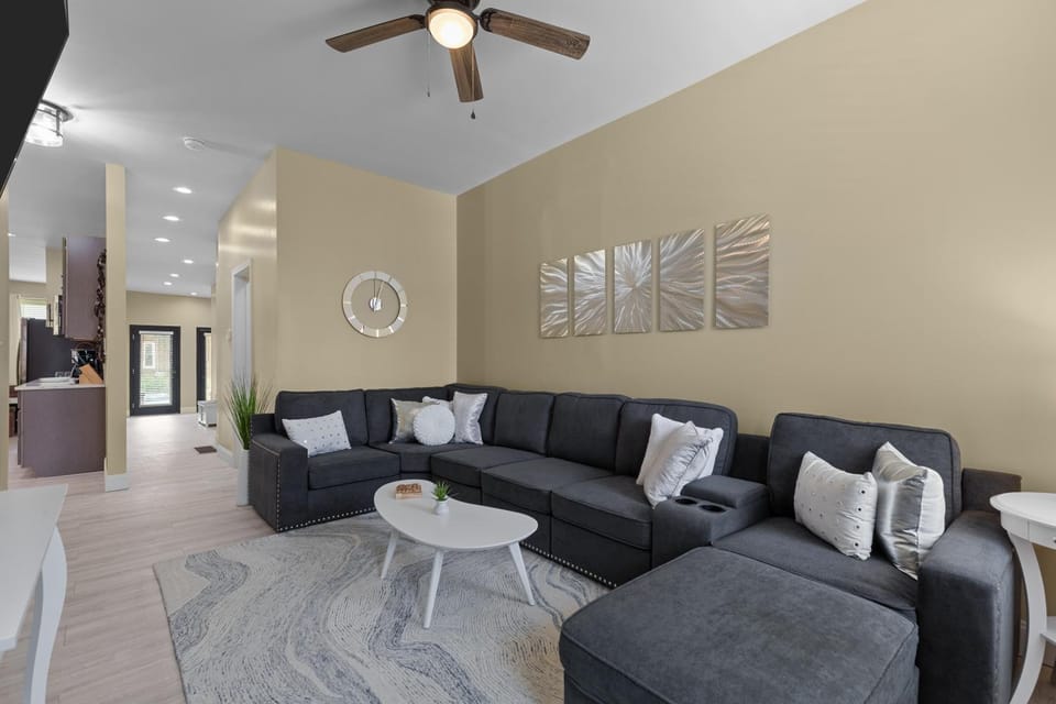 Spacious 4BR Near Soulard & Busch Stadium | Fenced Parking | Dog-Friendly House in Saint Louis