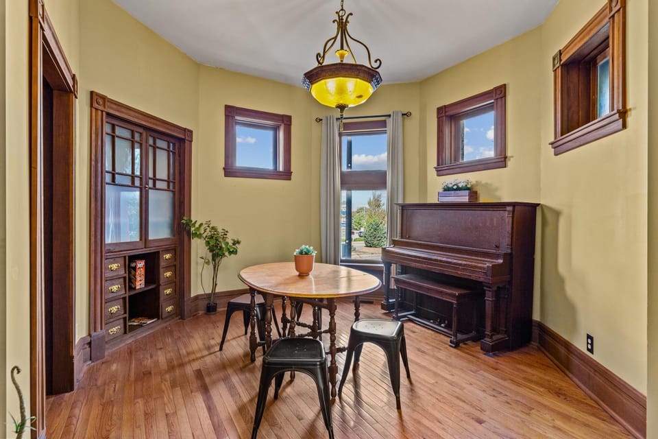 Spacious 5BR Home in Historic Lafayette Square | Ensuite Baths | Dog-Friendly House in Saint Louis