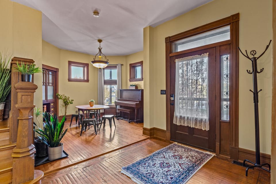 Spacious 5BR Home in Historic Lafayette Square | Ensuite Baths | Dog-Friendly House in Saint Louis