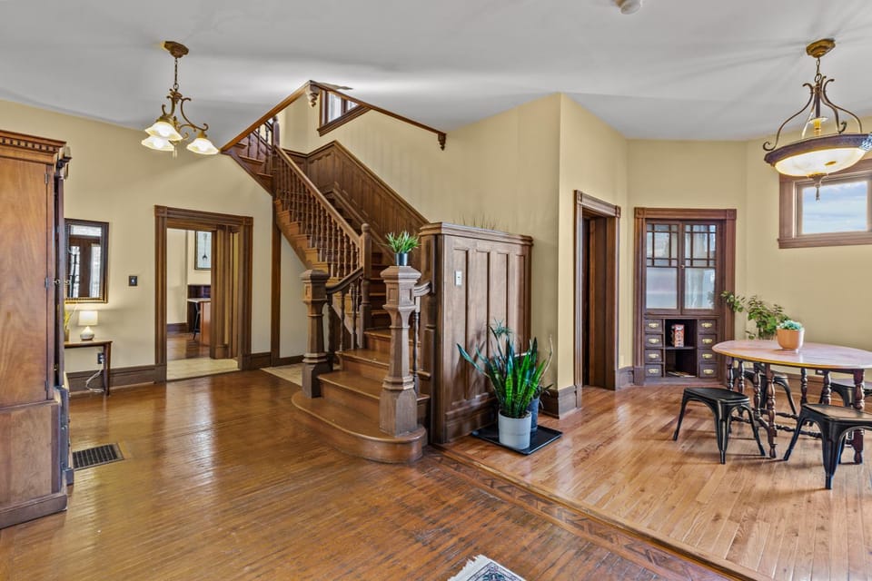 Spacious 5BR Home in Historic Lafayette Square | Ensuite Baths | Dog-Friendly House in Saint Louis