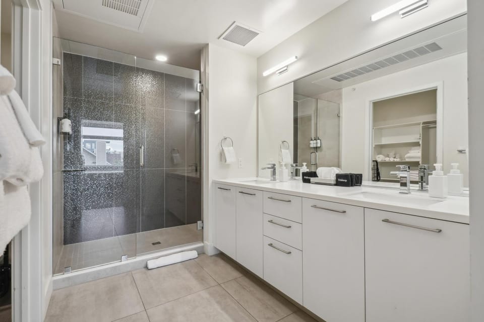 Sleek & Chic Vibes | Spacious 2BR LoHi Loft | Rooftop House in Denver