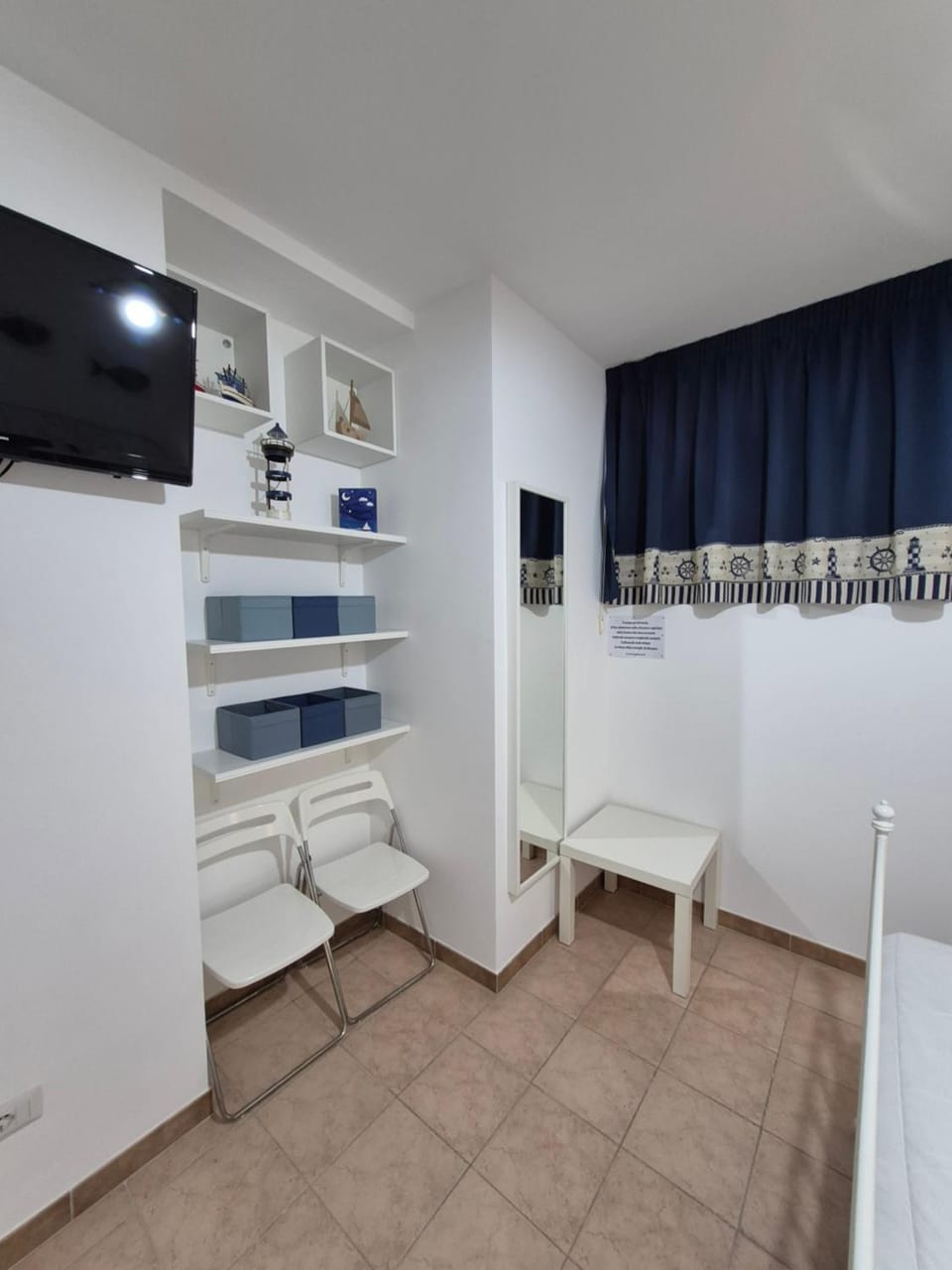 Bed, TV and multimedia, Bedroom