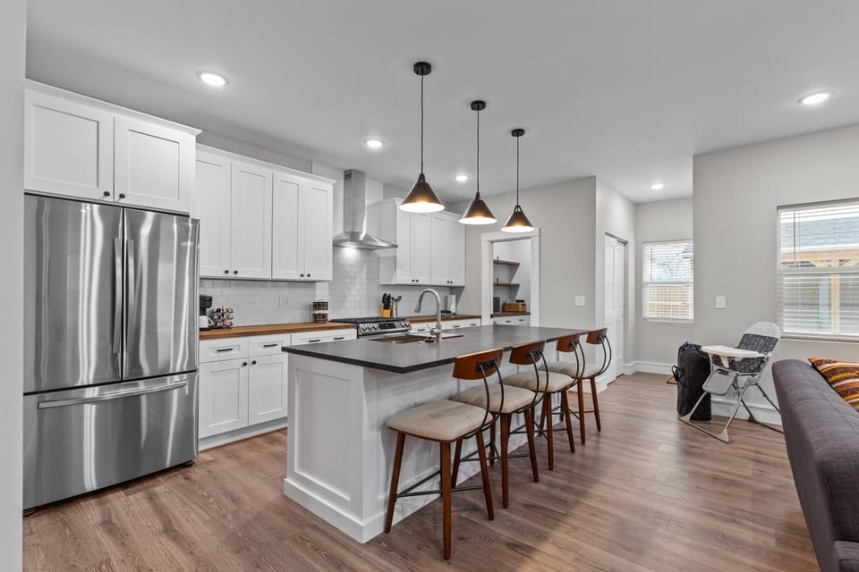 Spacious 5BR Near SLU | Drive to Arch, Ballparks & Breweries | EV Charger House in Saint Louis