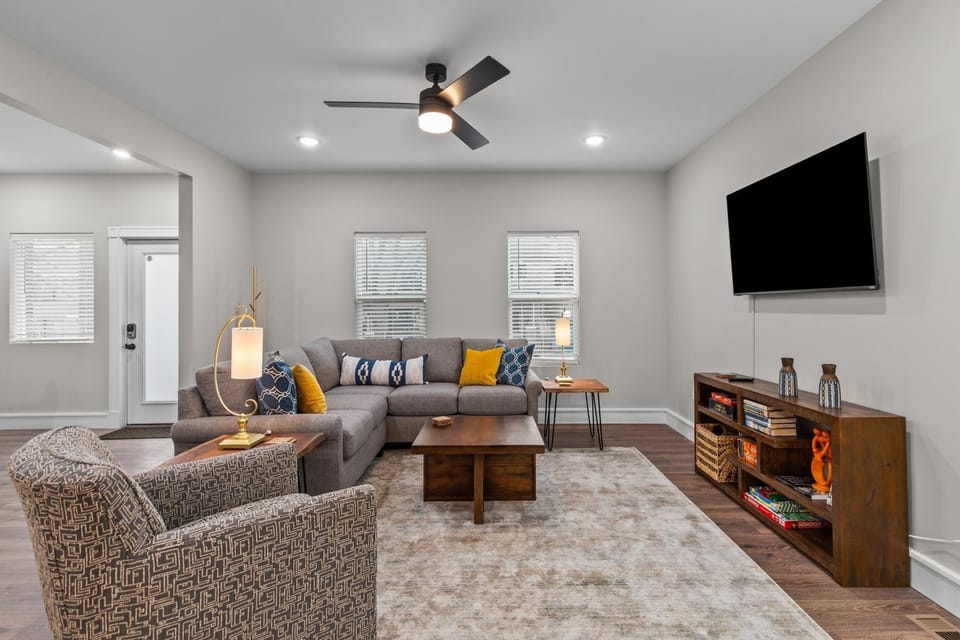 Spacious 5BR Near SLU | Drive to Arch, Ballparks & Breweries | EV Charger House in Saint Louis