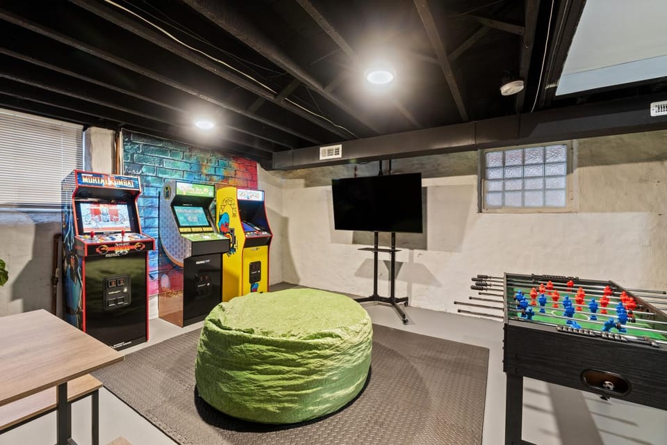 4BR Near Soulard Market | Arcade Basement & Huge Dining | Dog-Friendly | STL House in Saint Louis