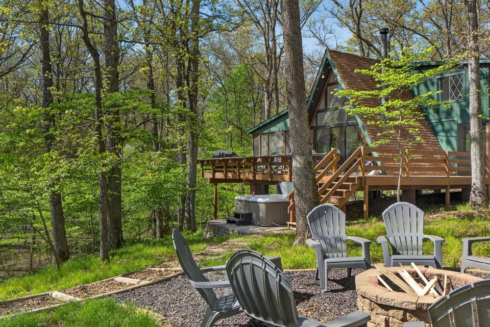 Lakeside Chalet with Hot Tub at Innsbrook Resort | Fireplace | Screened Porch Chalet in Innsbrook