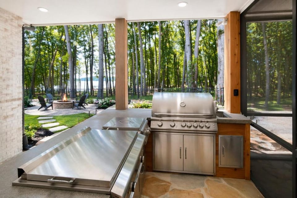 Lakefront Luxury, Sleeps 16, Swim Spa, Hot tub, Private Dock & Sauna! House in Buford