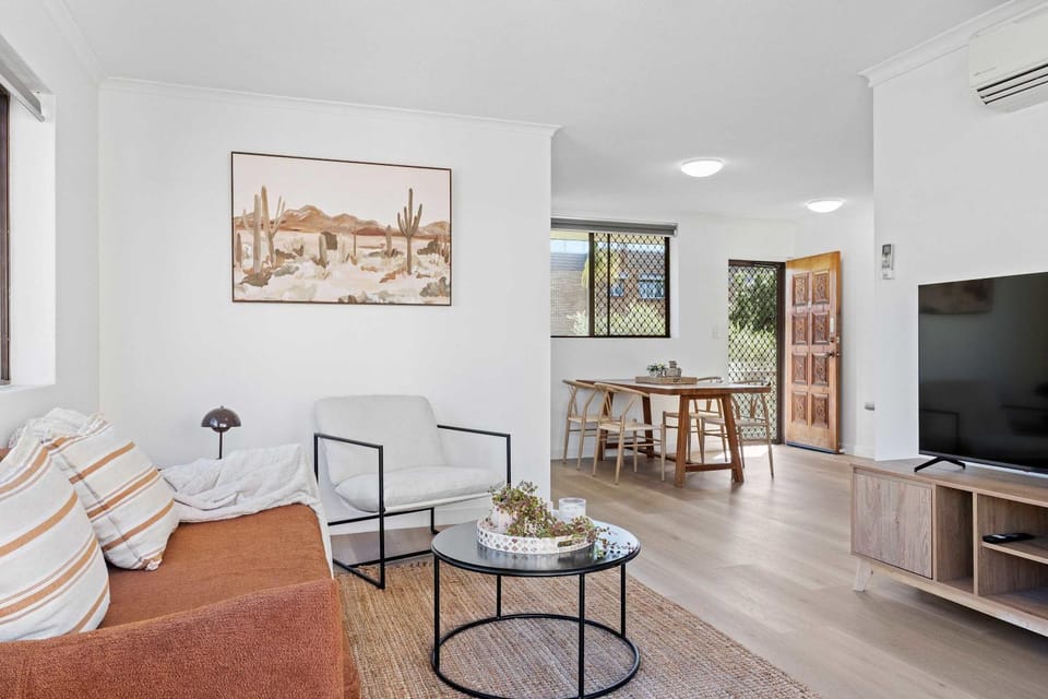 TV and multimedia, Living room, Seating area, Dining area, internet, air conditioner