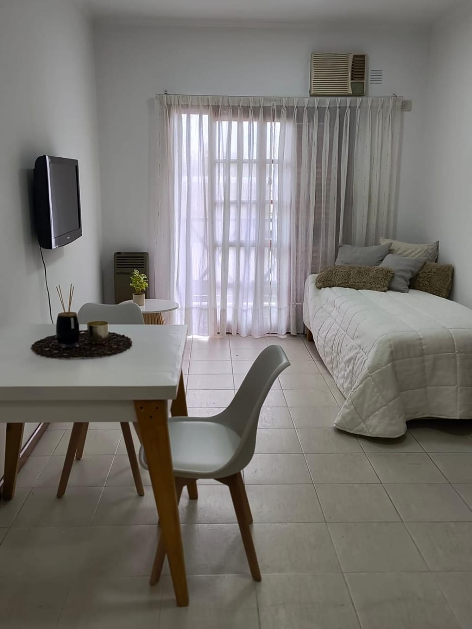 Bed, TV and multimedia, Dining area