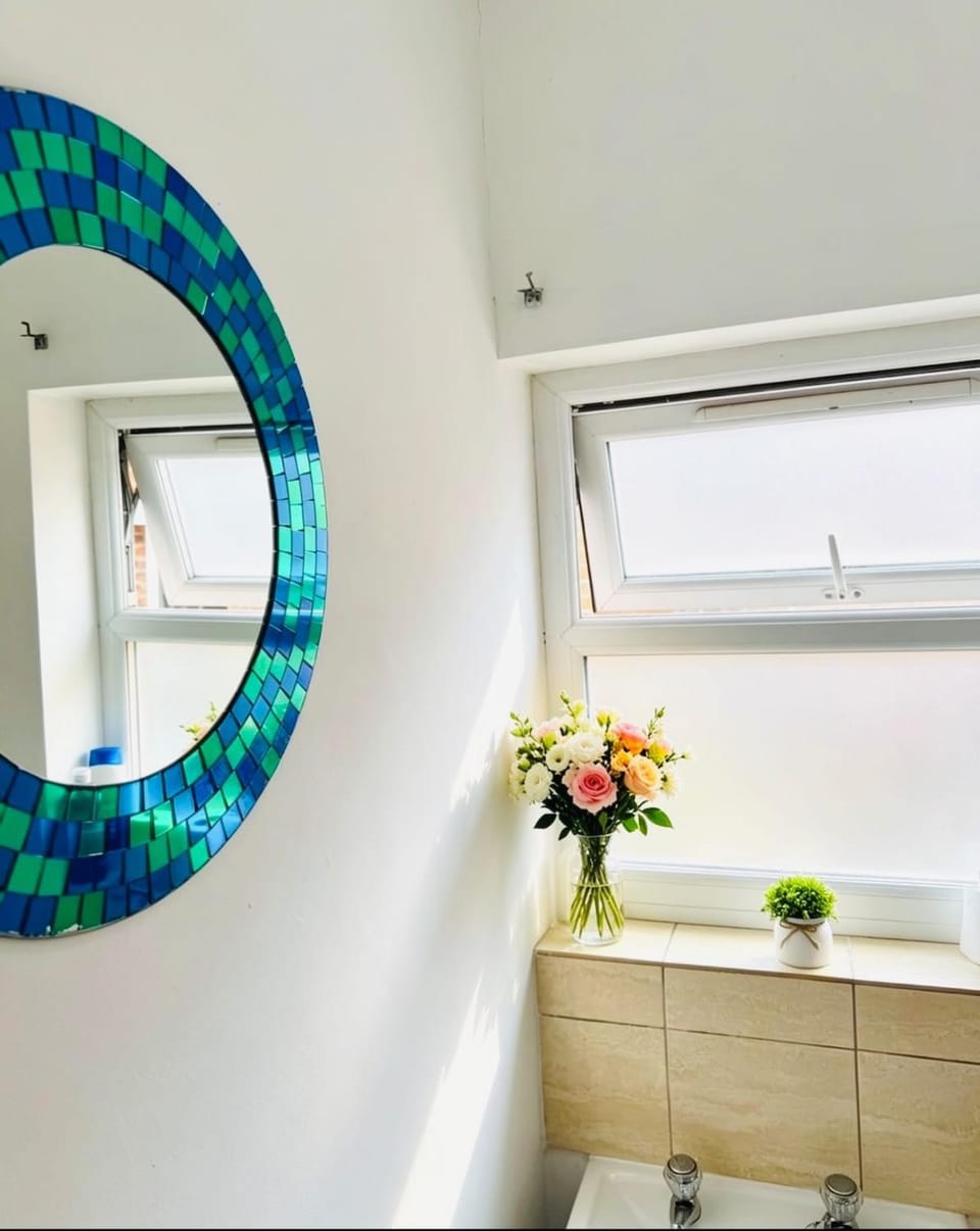 Modern One-Bedroom Studio Near the City Centre Apartment in Coventry