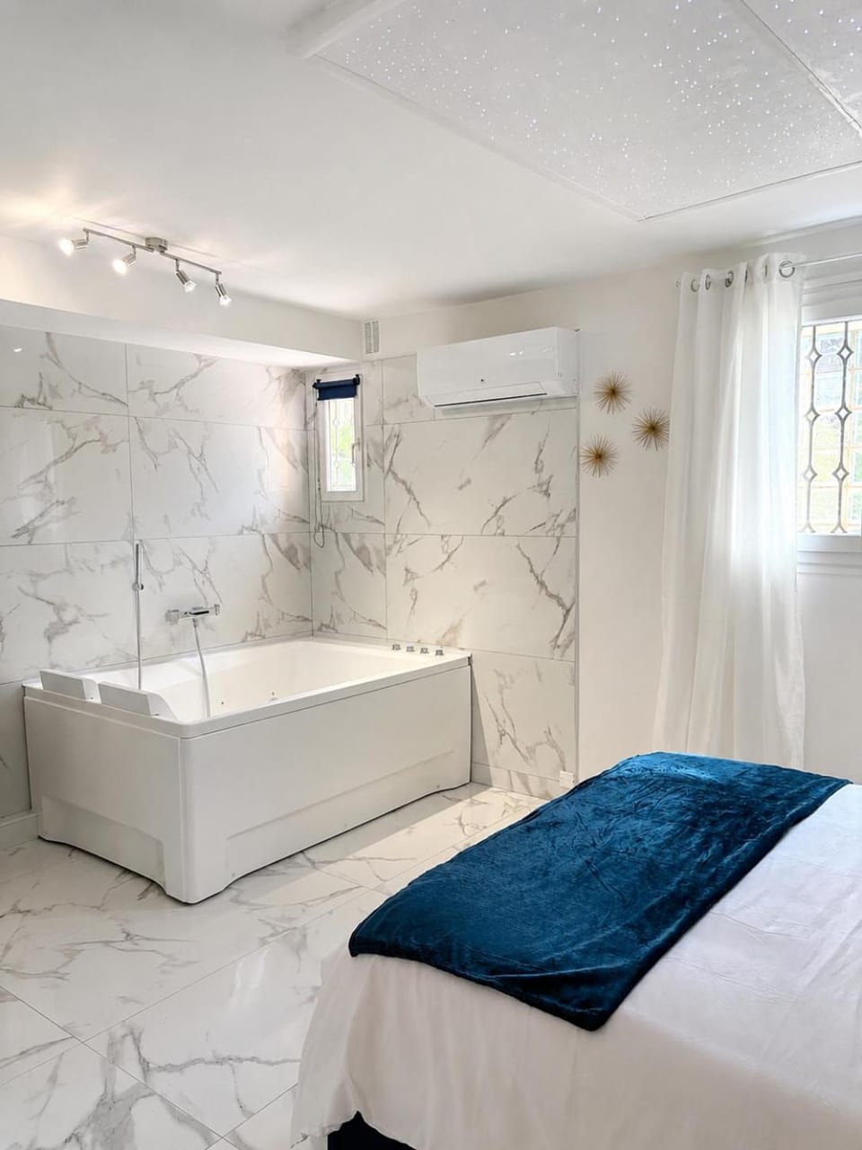 Bathroom, Bath, towels