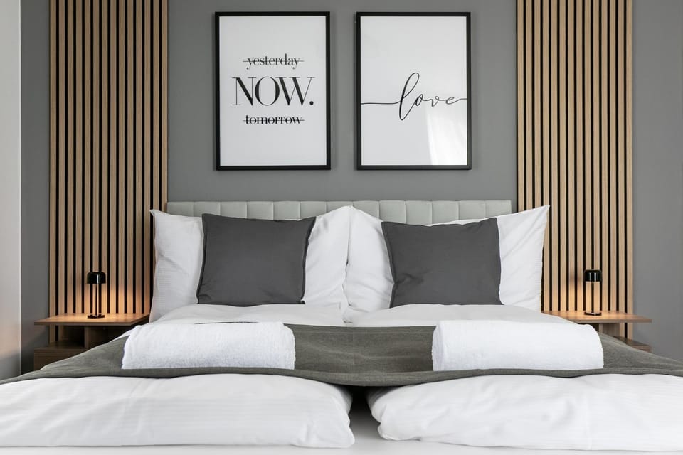 Bed, Photo of the whole room, Bedroom, towels