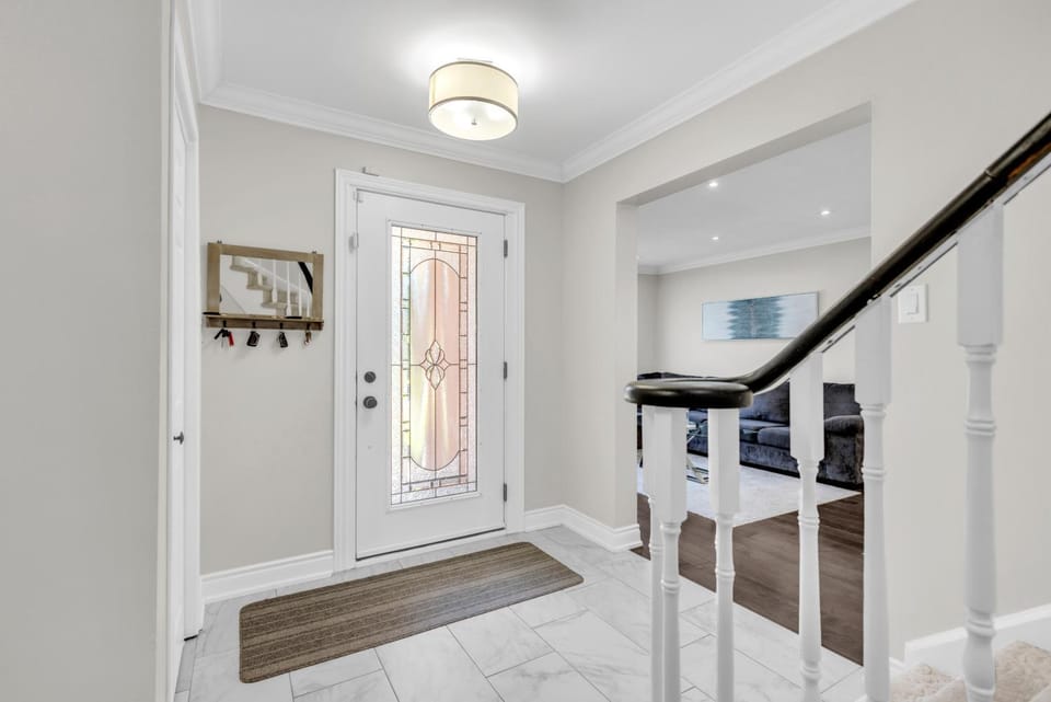 Modern 4BR Family Home with Pool in Whitby House in Oshawa