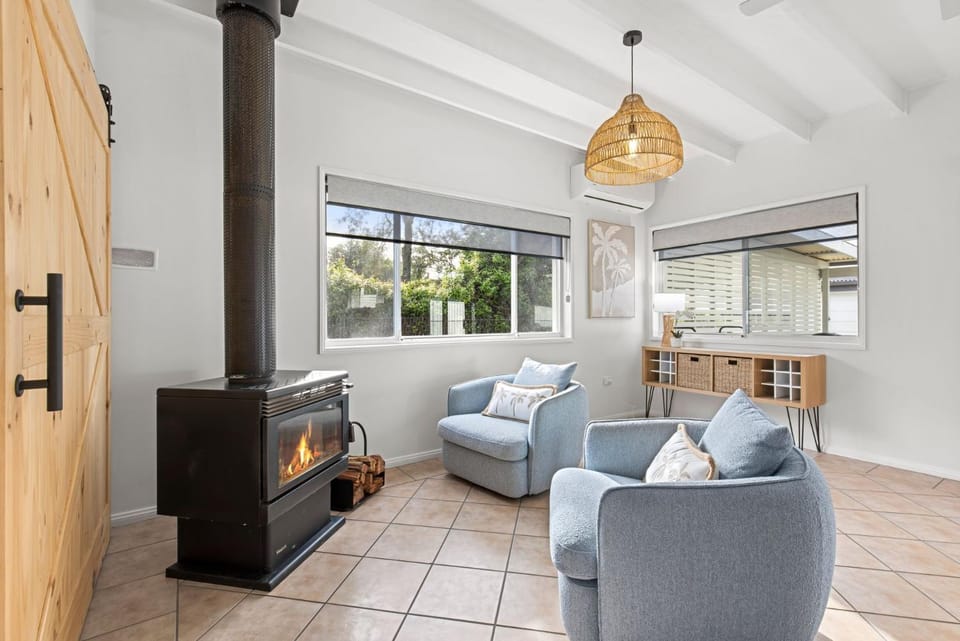 Samphire House - Fireplace with Heated Swimming Pool House in Callala Bay