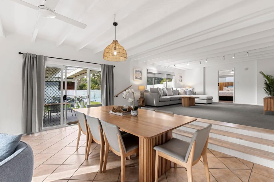 Samphire House - Fireplace with Heated Swimming Pool House in Callala Bay