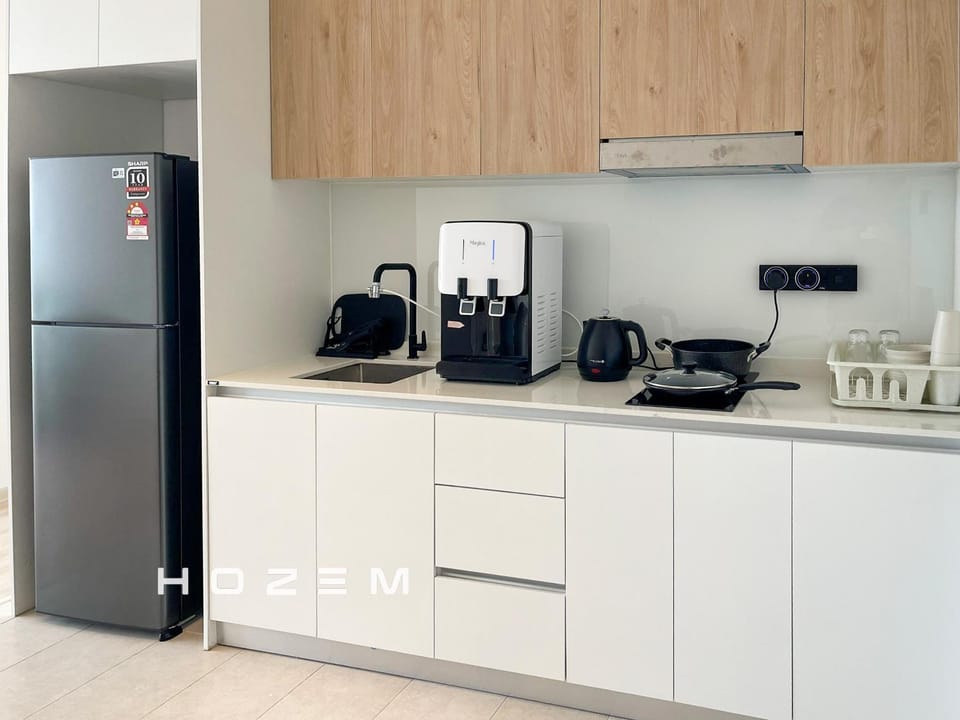 Kitchen or kitchenette, minibar