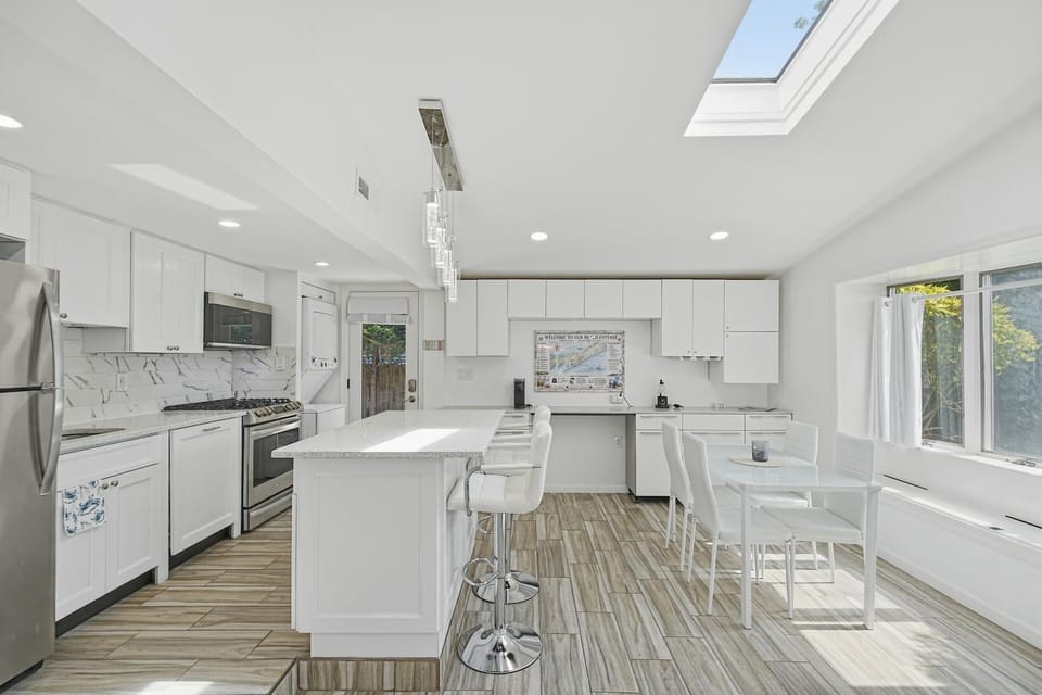 Modern Hampton Bays Cottage near BEACHES & TOWN cottage House in The Hamptons