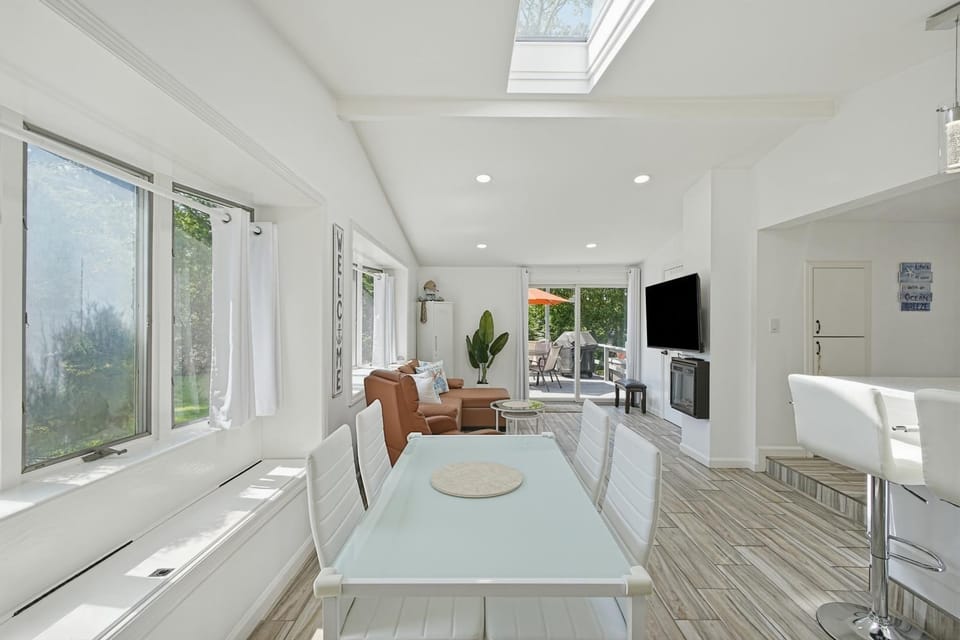 Modern Hampton Bays Cottage near BEACHES & TOWN cottage House in The Hamptons