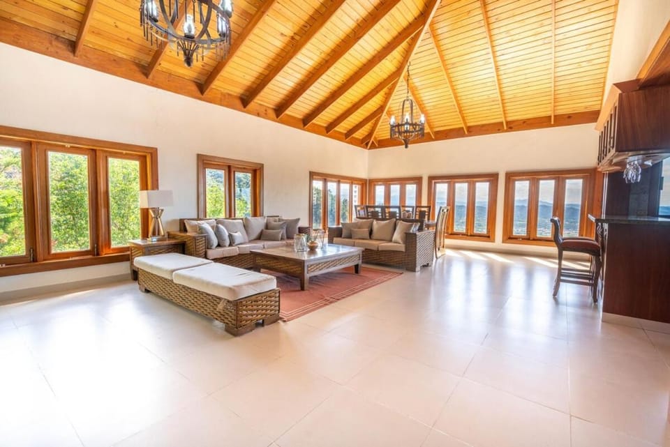 Villa Eliana -Mountaintop Views -Infinity Pool Villa in Jarabacoa