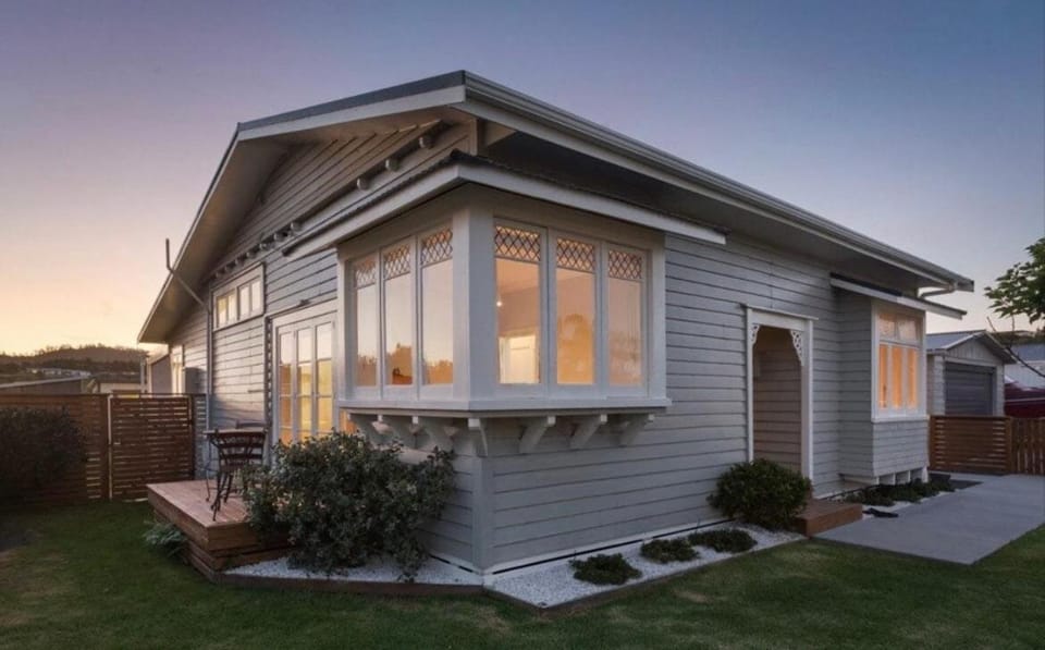 Character Villa Oasis - Pool & Beach House in Bay Of Plenty