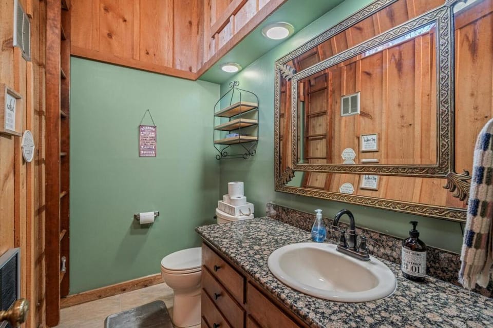 Modern Cabin Slps 7 with Games and on the resort! Cabin in Massanutten