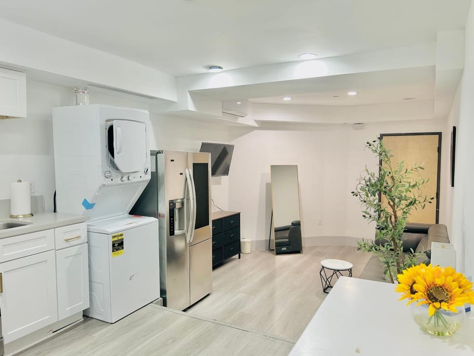 Luxury New 1BR Apartment Free Underground Parking Apartment in Van Nuys