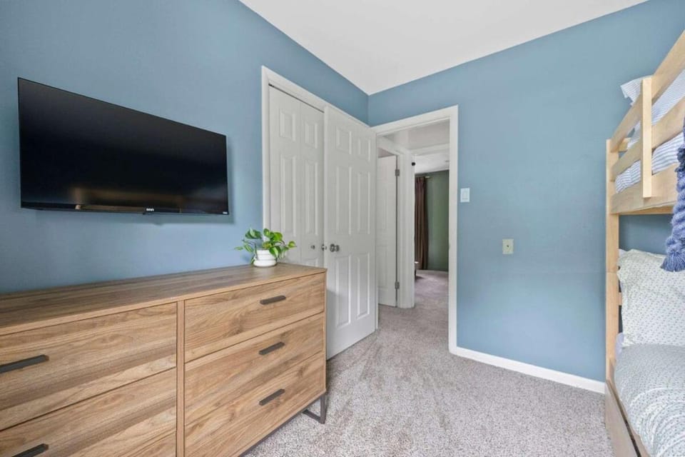 Pool-HotTub-GameRoom-FirePit-Gym-Sauna-Playground House in Upper Arlington