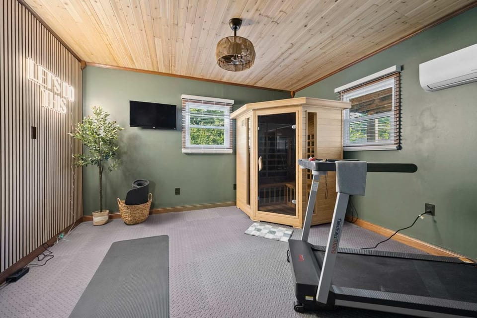 Pool-HotTub-GameRoom-FirePit-Gym-Sauna-Playground House in Upper Arlington