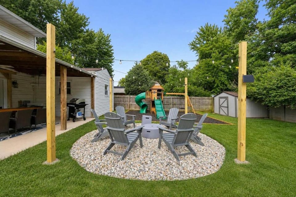 Pool-HotTub-GameRoom-FirePit-Gym-Sauna-Playground House in Upper Arlington