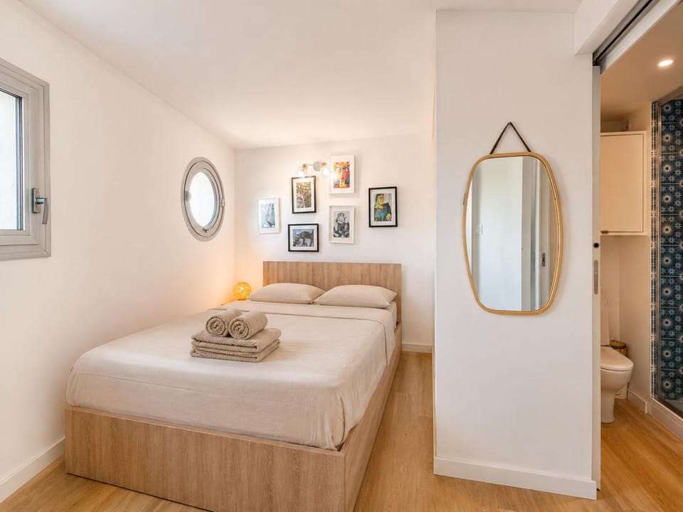 Bed, Photo of the whole room, Bedroom, towels