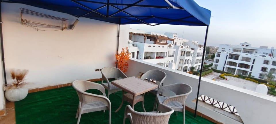Property building, Patio, Day, View (from property/room), Balcony/Terrace, Living room, Seating area, Dining area, City view, sunbed