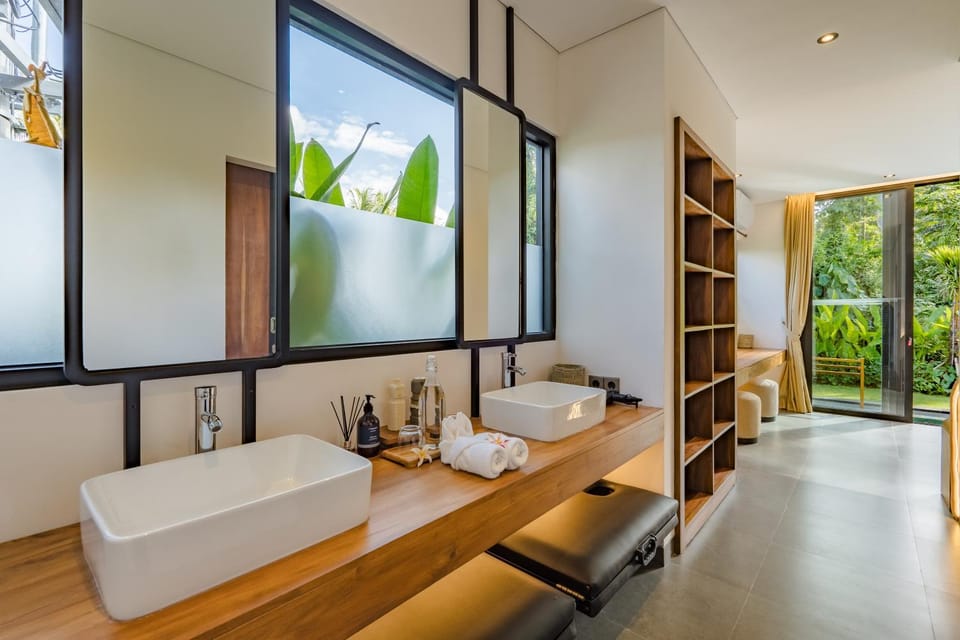Bathroom, towels