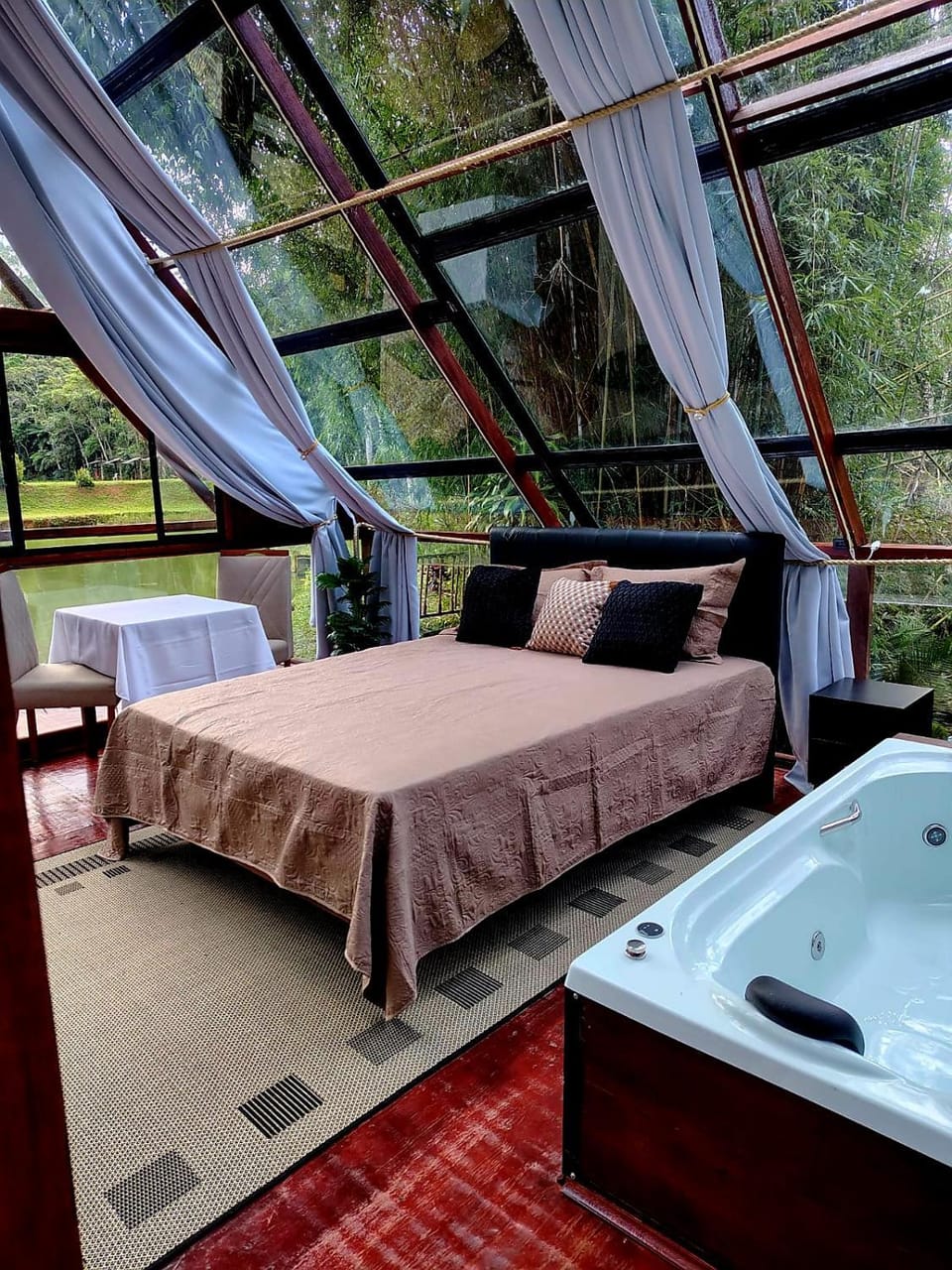Bed, Hot Tub, Bedroom
