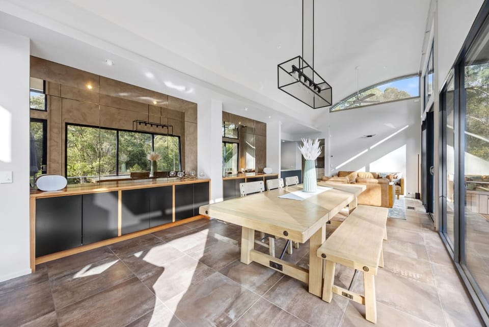 Riverfront Alpine Retreat - Mt Buller Gateway - Sleeps 10 House in Merrijig