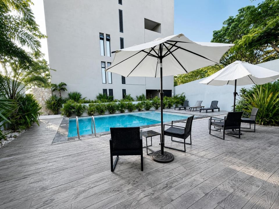 Swimming pool