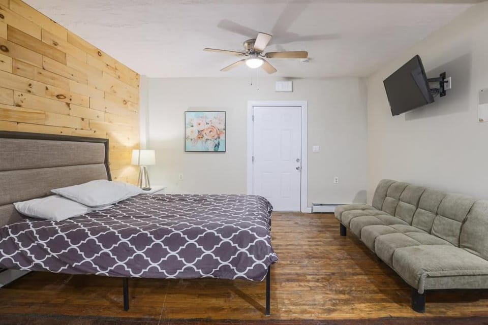 Rustic Private Studio Near Downtown Worcester Apartment in Worcester
