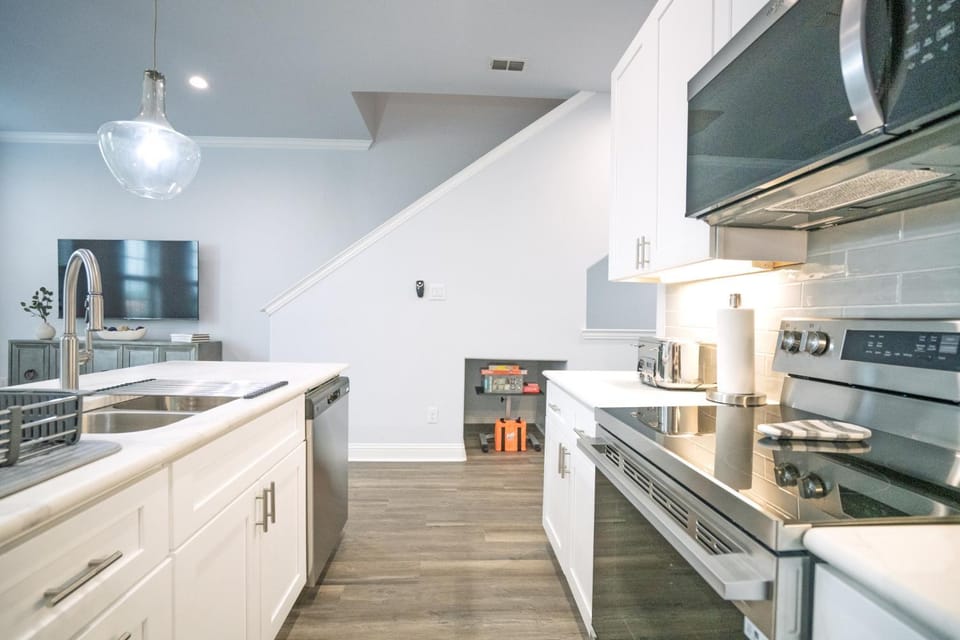 Chic 3BR 3BA Townhome near Arlington Entertainment District less than 3 mins from AT&T Dallas Stadium House in Arlington