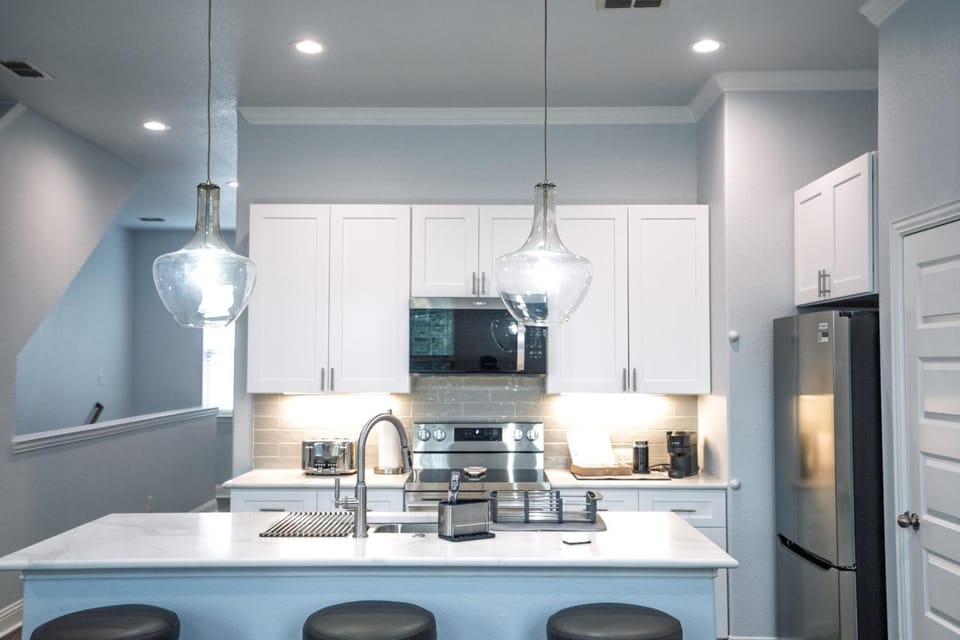 Chic 3BR 3BA Townhome near Arlington Entertainment District less than 3 mins from AT&T Dallas Stadium House in Arlington