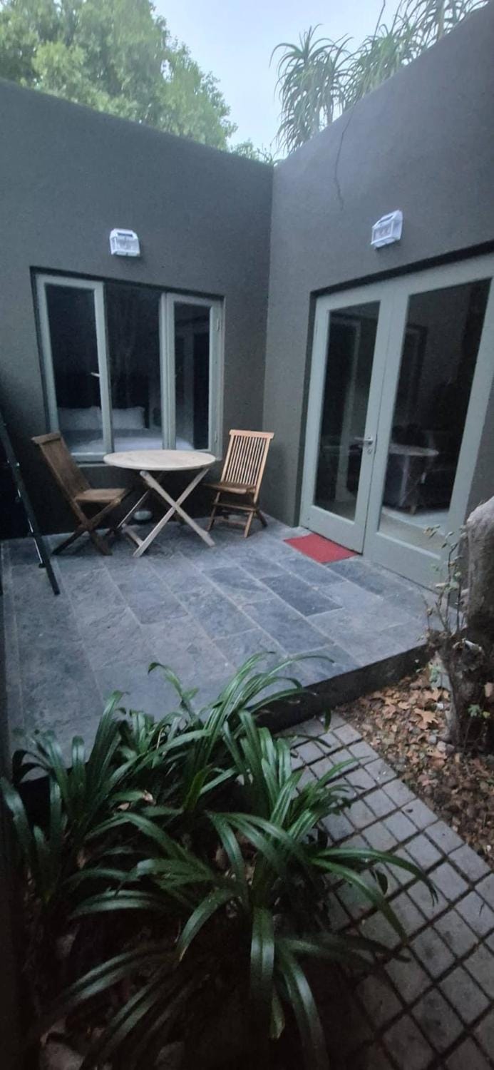 Cozy 2 Bedroom Cottage Apartment in Johannesburg