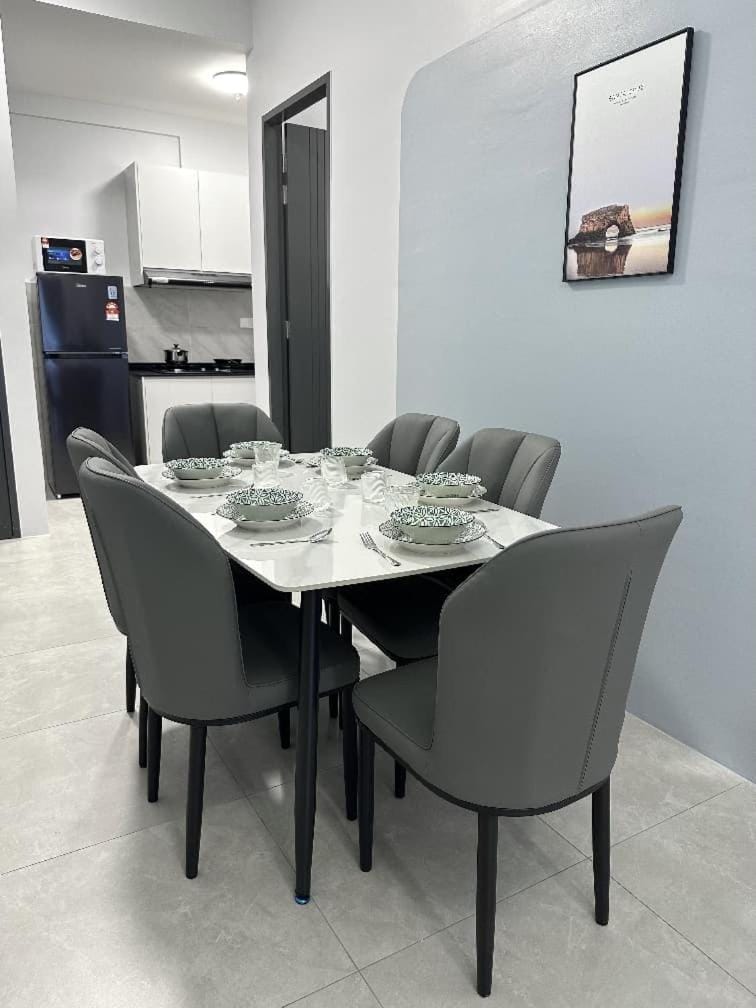 Aston Acacia 3 Bedroom Suite by Jovial Apartment in Penang