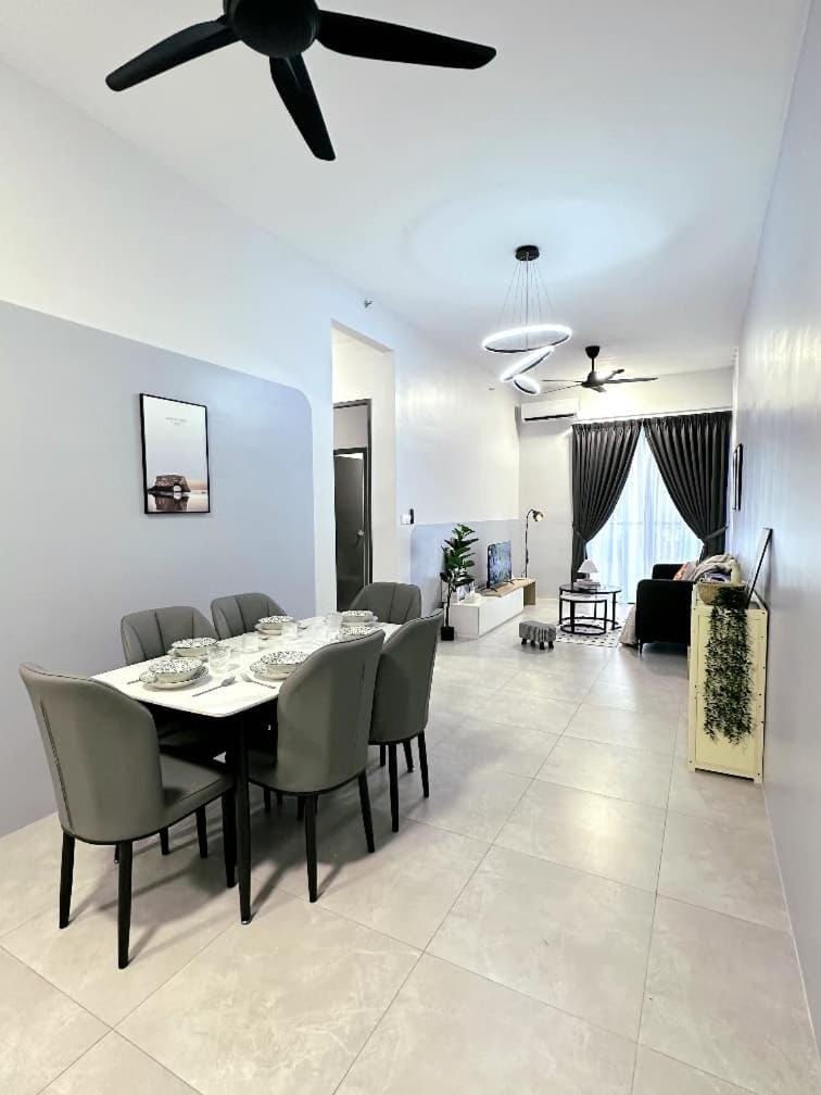 Aston Acacia 3 Bedroom Suite by Jovial Apartment in Penang