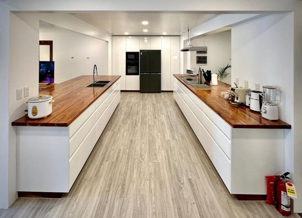 7 BR, King Beds, Professional Kitchen, Jacuzzi House in Olongapo